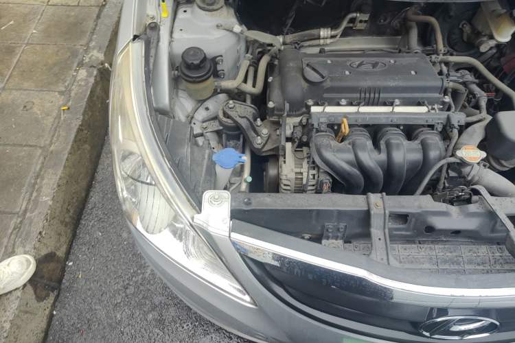 Used Hyundai Verna (older generation) 2010 Sedan 1.4L Manual Comfort GS Engine Bay Right