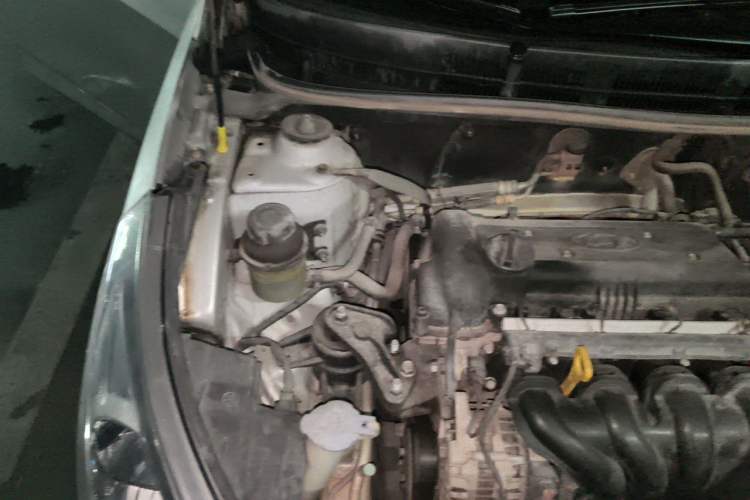 Used Hyundai Verna (older generation) 2010 Sedan 1.4L Manual Standard GL Model Engine Bay Right