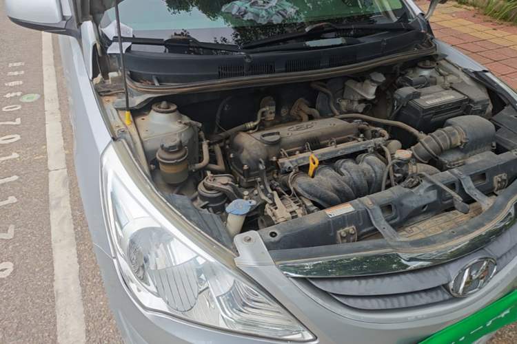 Used Hyundai Verna (older generation) 2010 Sedan 1.4L Manual Comfort GS Engine Bay Right