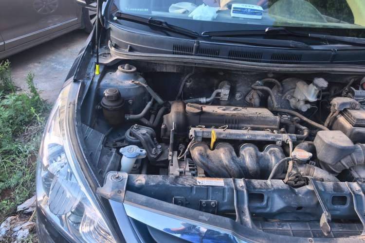 Used Hyundai Verna (older generation) 2010 Sedan 1.4L Manual Comfort GS Engine Bay Right