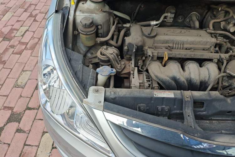 Used Hyundai Verna (older generation) 2010 Sedan 1.4L Automatic Comfort Model GS Engine Bay Right