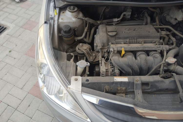 Used Hyundai Verna (older generation) 2010 Sedan 1.4L Manual Comfort GS Engine Bay Right