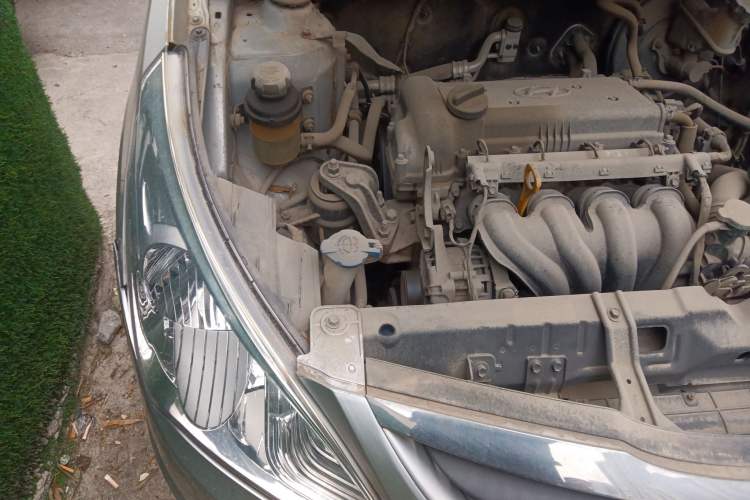Used Hyundai Verna (older generation) 2010 Sedan 1.4L Manual Standard GL Model Engine Bay Right