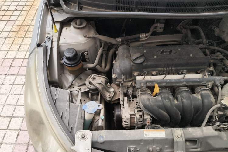 Used Hyundai Verna (older generation) 2010 Sedan 1.4L Manual Comfort GS Engine Bay Right