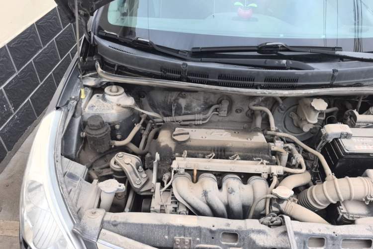 Used Hyundai Verna (older generation) 2010 Sedan 1.4L Manual Comfort GS Engine Bay Right