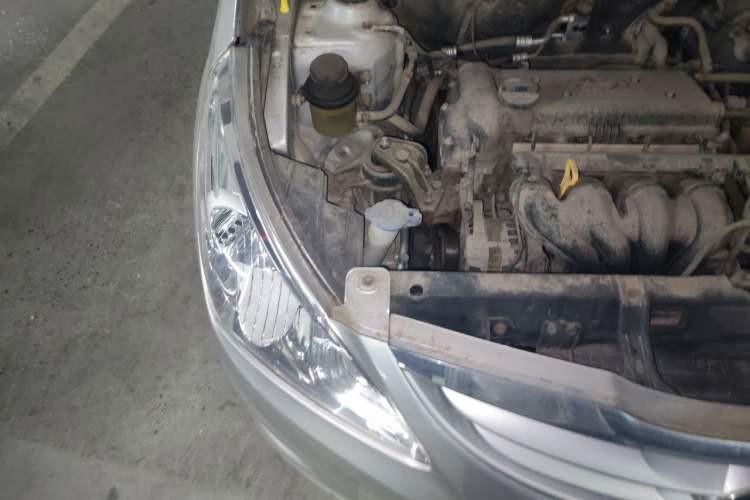 Used Hyundai Verna (older generation) 2010 Sedan 1.4L Manual Luxury GLS Trim Engine Bay Right