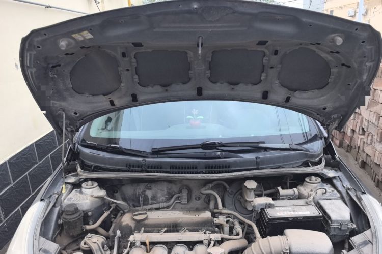 Used Hyundai Verna (older generation) 2010 Sedan 1.4L Manual Comfort GS Engine Bay