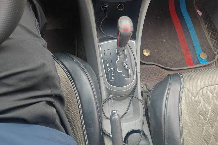 Used Hyundai Verna (older generation) 2010 Sedan 1.4L Automatic Fashionable GT Model Gear Lever