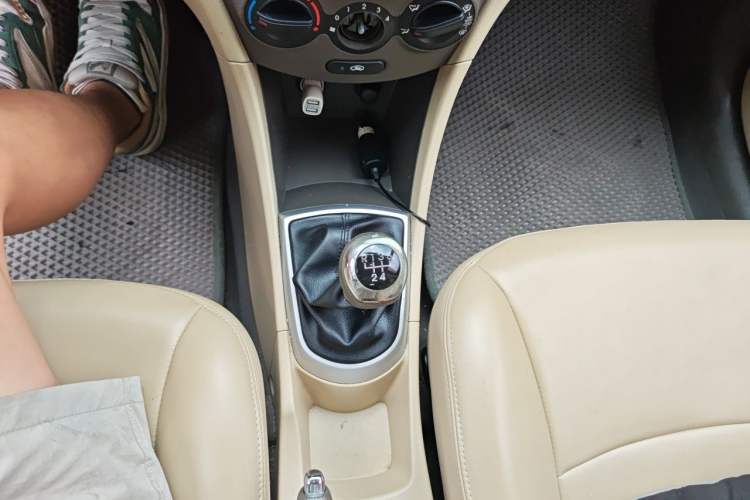 Used Hyundai Verna (older generation) 2010 Sedan 1.4L Manual Comfort GS Gear Lever
