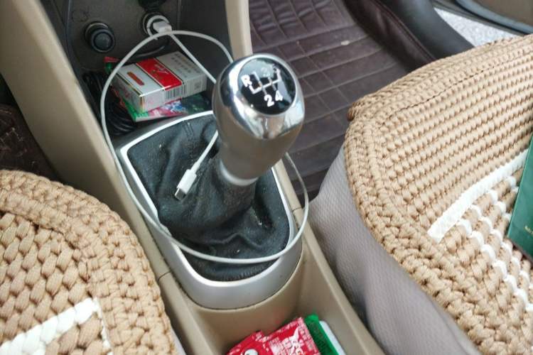 Used Hyundai Verna (older generation) 2010 Sedan 1.4L Manual Comfort GS Gear Lever