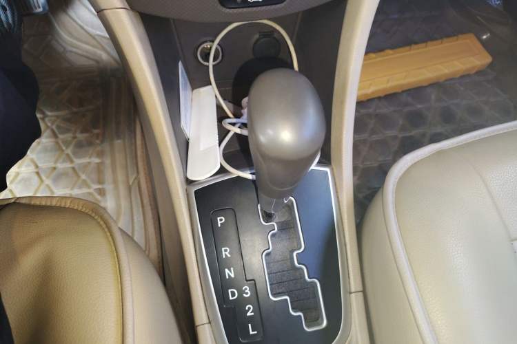 Used Hyundai Verna (older generation) 2010 Sedan 1.4L Automatic Comfort Model GS Gear Lever