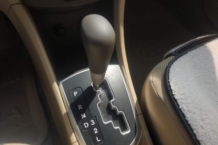 Used Hyundai Verna (older generation) 2010 Sedan 1.4L Automatic Comfort Model GS Gear Lever