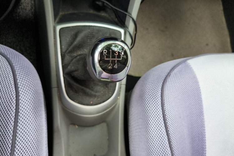 Used Hyundai Verna (older generation) 2010 Sedan 1.4L Manual Comfort GS Gear Lever