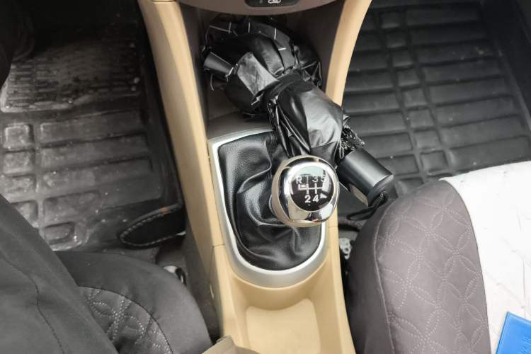 Used Hyundai Verna (older generation) 2010 Sedan 1.4L Manual Comfort GS Gear Lever