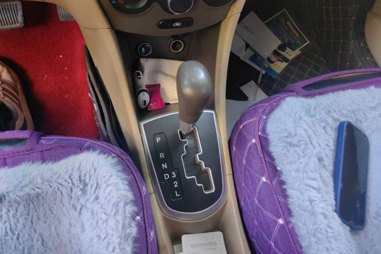 Used Hyundai Verna (older generation) 2010 Sedan 1.4L Automatic Fashionable GT Model Gear Lever