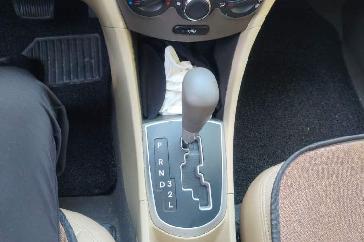 Used Hyundai Verna (older generation) 2010 Sedan 1.4L Automatic Fashionable GT Model Gear Lever