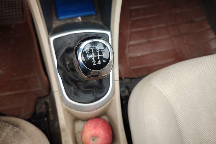 Used Hyundai Verna (older generation) 2010 Sedan 1.4L Manual Standard GL Model Gear Lever