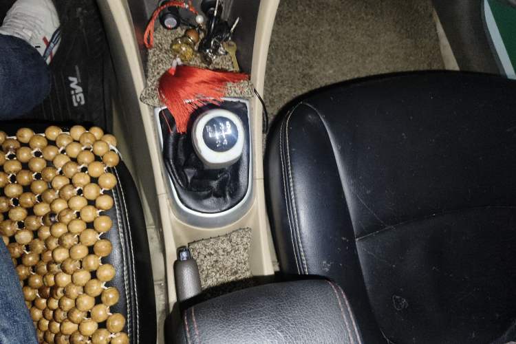 Used Hyundai Verna (older generation) 2010 Sedan 1.4L Manual Comfort GS Gear Lever