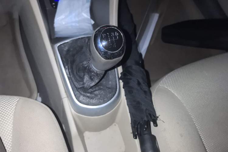 Used Hyundai Verna (older generation) 2010 Sedan 1.4L Manual Comfort GS Gear Lever