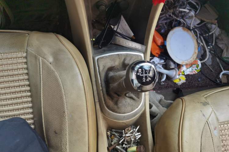 Used Hyundai Verna (older generation) 2010 Sedan 1.4L Manual Comfort GS Gear Lever