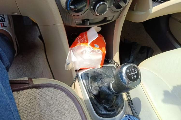 Used Hyundai Verna (older generation) 2010 Sedan 1.4L Manual Standard GL Model Gear Lever