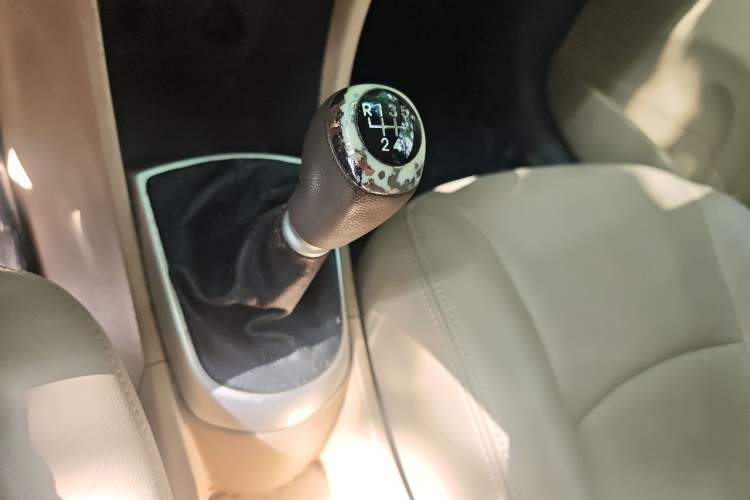 Used Hyundai Verna (older generation) 2010 Sedan 1.4L Manual Standard GL Model Gear Lever