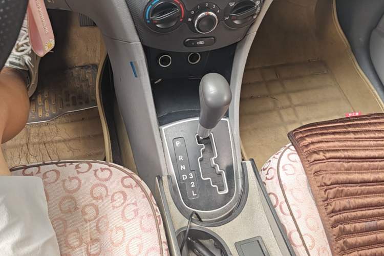 Used Hyundai Verna (older generation) 2010 Sedan 1.4L Automatic Fashionable GT Model Gear Lever