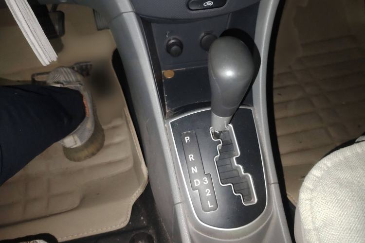Used Hyundai Verna (older generation) 2010 Sedan 1.4L Automatic Comfort Model GS Gear Lever