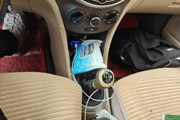 Used Hyundai Verna (older generation) 2010 Sedan 1.4L Manual BLUE Model Gear Lever