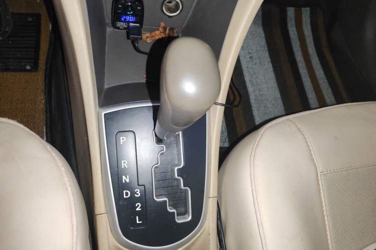 Used Hyundai Verna (older generation) 2010 Sedan 1.4L Automatic Comfort Model GS Gear Lever