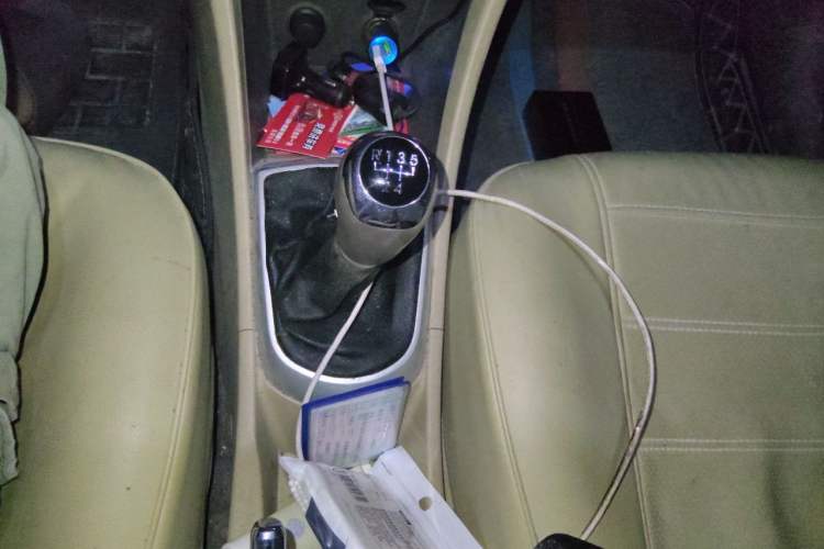 Used Hyundai Verna (older generation) 2010 Sedan 1.4L Manual Comfort GS Gear Lever
