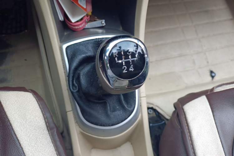 Used Hyundai Verna (older generation) 2010 Sedan 1.4L Manual Comfort GS Gear Lever