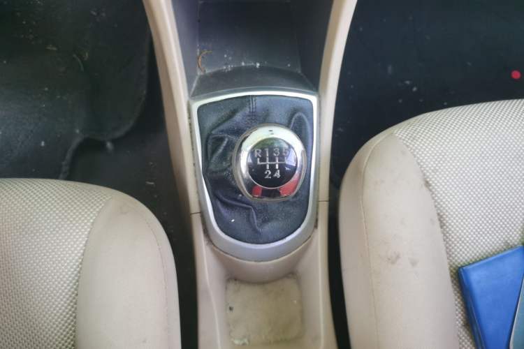 Used Hyundai Verna (older generation) 2010 Sedan 1.4L Manual Standard GL Model Gear Lever