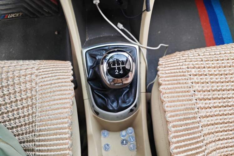 Used Hyundai Verna (older generation) 2010 Sedan 1.4L Manual Comfort GS Gear Lever
