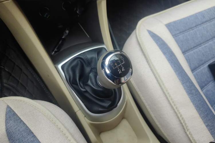 Used Hyundai Verna (older generation) 2010 Sedan 1.4L Manual Comfort GS Gear Lever