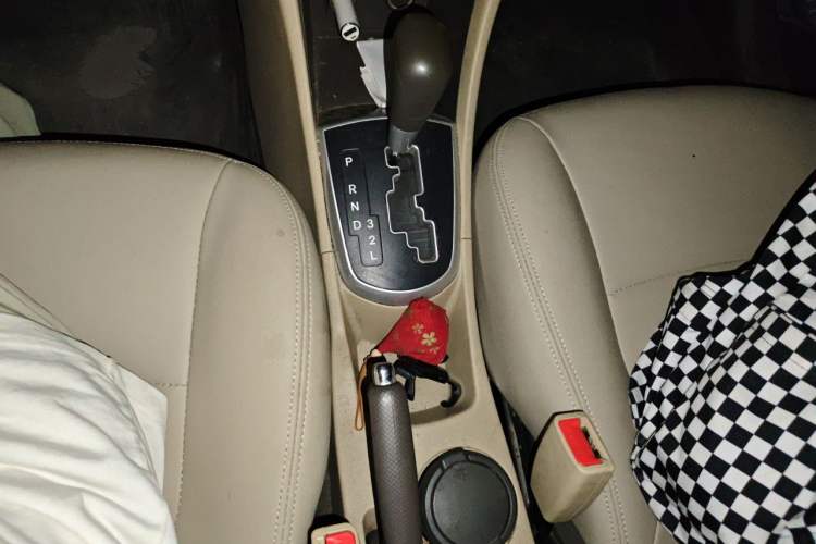 Used Hyundai Verna (older generation) 2010 Sedan 1.4L Automatic Comfort Model GS Gear Lever