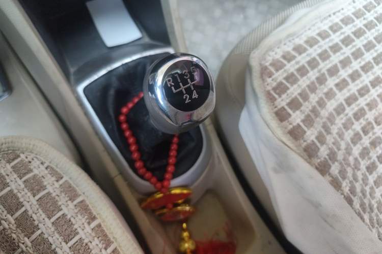 Used Hyundai Verna (older generation) 2010 Sedan 1.4L Manual Comfort GS Gear Lever