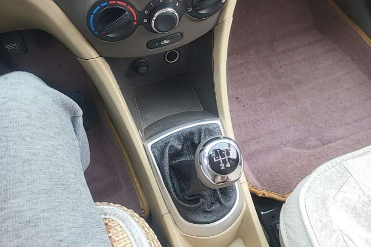 Used Hyundai Verna (older generation) 2010 Sedan 1.4L Manual Comfort GS Gear Lever