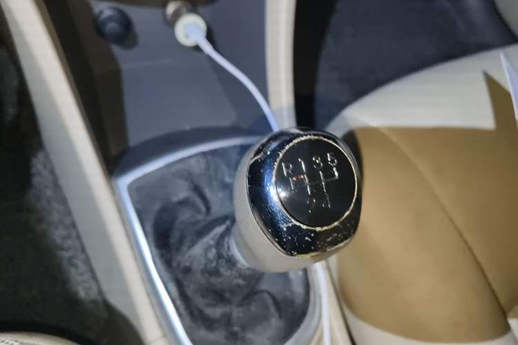 Used Hyundai Verna (older generation) 2010 Sedan 1.4L Manual Standard GL Model Gear Lever