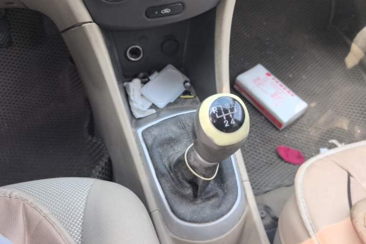 Used Hyundai Verna (older generation) 2010 Sedan 1.4L Manual Comfort GS Gear Lever
