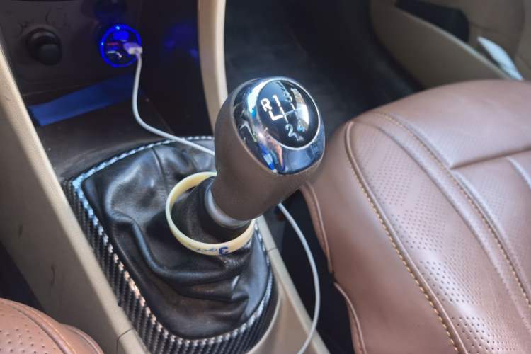 Used Hyundai Verna (older generation) 2010 Sedan 1.4L Manual Comfort GS Gear Lever