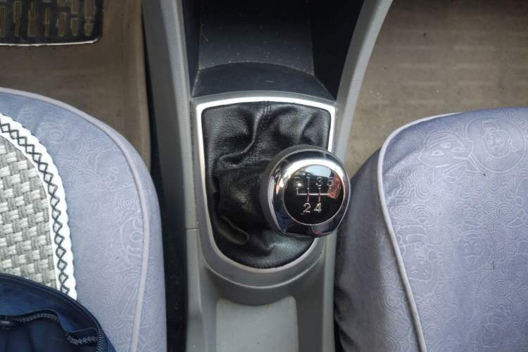 Used Hyundai Verna (older generation) 2010 Sedan 1.4L Manual Comfort GS Gear Lever
