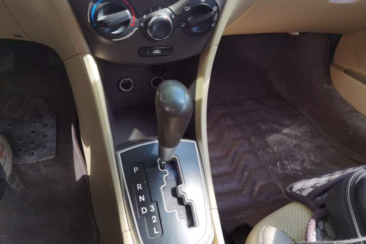 Used Hyundai Verna (older generation) 2010 Sedan 1.4L Automatic Fashionable GT Model Gear Lever