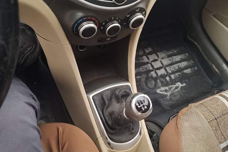 Used Hyundai Verna (older generation) 2010 Sedan 1.4L Manual Comfort GS Gear Lever