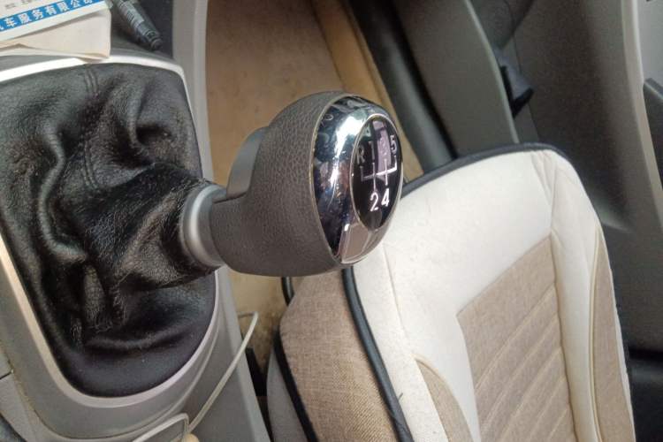 Used Hyundai Verna (older generation) 2010 Sedan 1.4L Manual Standard GL Model Gear Lever
