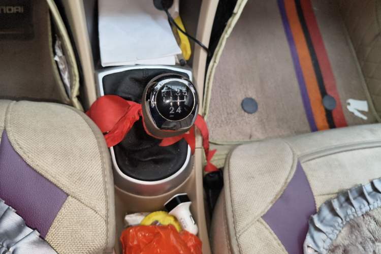 Used Hyundai Verna (older generation) 2010 Sedan 1.4L Manual Comfort GS Gear Lever