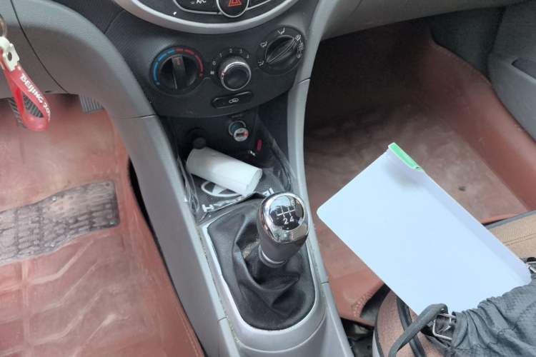 Used Hyundai Verna (older generation) 2010 Sedan 1.4L Manual Comfort GS Gear Lever
