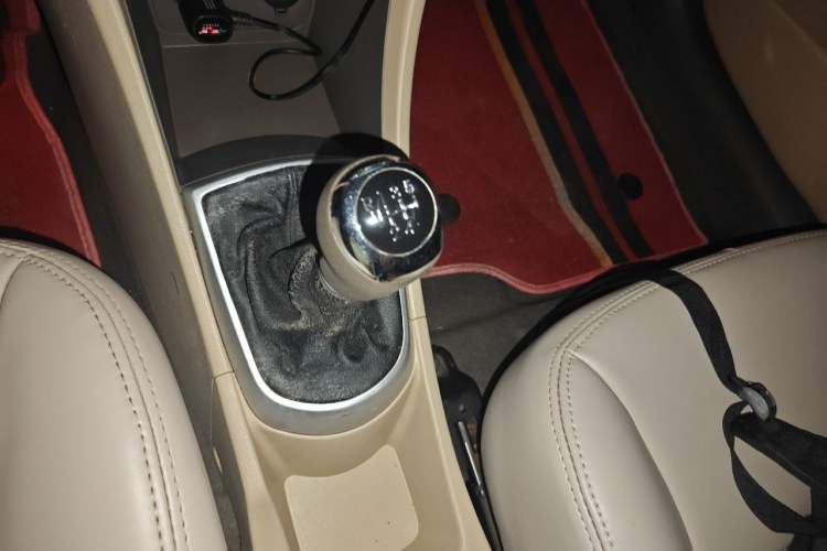 Used Hyundai Verna (older generation) 2010 Sedan 1.4L Manual Comfort GS Gear Lever
