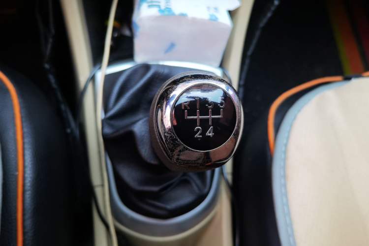 Used Hyundai Verna (older generation) 2010 Sedan 1.4L Manual Comfort GS Gear Lever