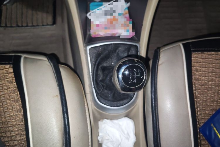 Used Hyundai Verna (older generation) 2010 Sedan 1.4L Manual Luxury GLS Trim Gear Lever